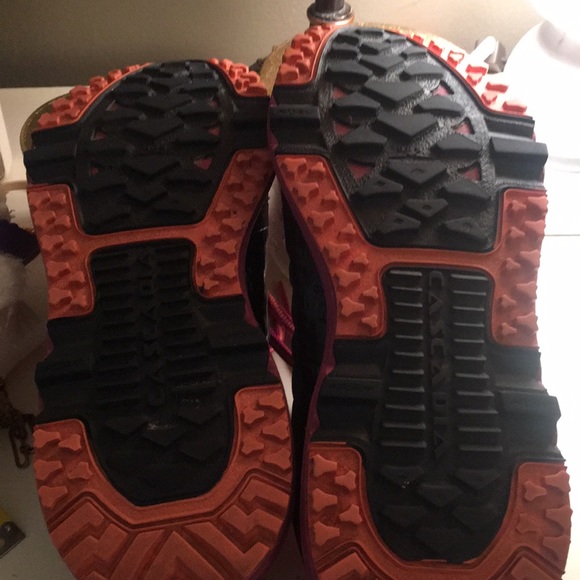 Brooks Cascadia sneakers, navy blue and pink, size 6.5. - Picture 5 of 7